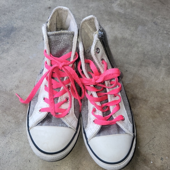 Converse High Top Shoes sz 4 - Picture 3 of 5